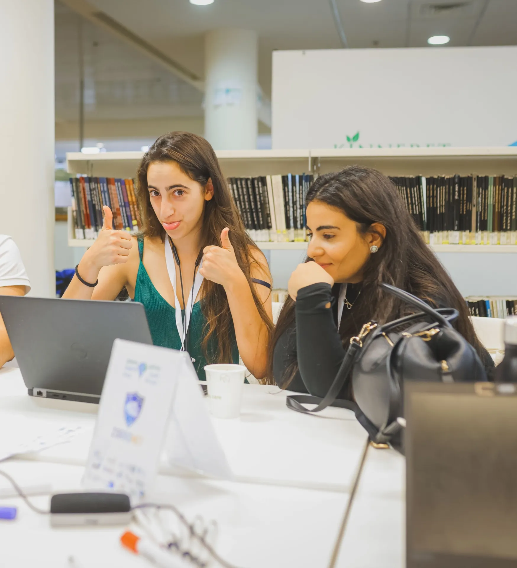 משתתפי האקתון חוגגים הצלחה עם פתרונות בינה מלאכותית